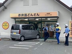 【速報】弁当店に車突っ込む　搬送された人なし　出入口のドア破損…散乱するガラスの破片