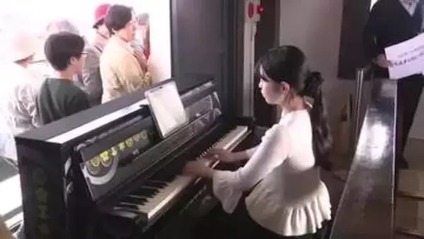 「浜松城天守閣でミニコンサート　歴代城主の家紋がデザインされた電子ピアノ　城下にも響く心地よい音色」の画像