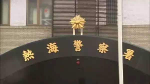 77歳男性の運転する車が駐車場で“暴走”　「人が車の下敷きになっている」　警備員の男性がひかれ意識不明　警察「かなりスピードが出ていたと思われる」　バックで出庫しようとした際に衝突