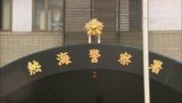 77歳男性の運転する車が駐車場で“暴走”　「人が車の下敷きになっている」　警備員の男性がひかれ意識不明　警察「かなりスピードが出ていたと思われる」　バックで出庫しようとした際に衝突