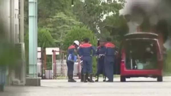 工場でタンク破裂　56歳従業員が吹き飛ばされケガ　タンクのパイプを溶接作業中　警察と消防が破裂の原因調べる