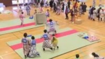 修学旅行で楽しまれた「まくら投げ」を競技化　全日本まくら投げ大会開催　勝利のカギは「先生が来たぞ～」コール？