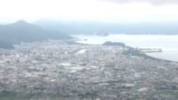 静岡県沼津市　東名下りで3台が絡む事故　下り沼津IC～富士ICが通行止め　バイクの運転手の男性が救急搬送