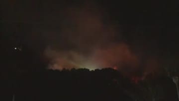 静岡県伊豆市で山林火災発生　消火活動続く　空き家1棟に燃え移るもケガ人なし