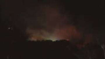 静岡県伊豆市で山林火災発生　消火活動続く　空き家1棟に燃え移るもケガ人なし