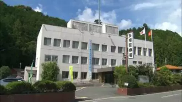 800CCの大型オートバイが道路脇の土手に衝突　運転手死亡　仲間4人とツーリング中　緩やかな右カーブ