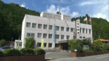 800CCの大型オートバイが道路脇の土手に衝突　運転手死亡　仲間4人とツーリング中　緩やかな右カーブ