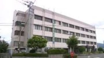 未明に夫と口論になった際に犯行か　会社員の夫に包丁を突きつけ脅迫した疑いで３１歳の富士市に住む教師の女を現行犯逮捕　静岡・富士警察署