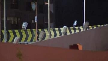 5歳男児が重体　チャイルドシートを使用せずか　祖母が運転する軽自動車が立体駐車場のスロープを下っていた際に壁に衝突