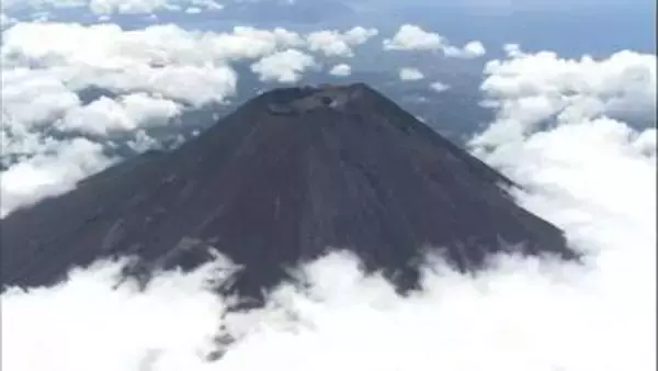 富士山　下山中に岩の上で転倒して頭にケガ　72歳の女性動けなくなり救助