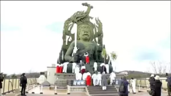 高さ16m超の不動明王を「竹のほうき」ですす払い 成田山仙台分院で迎春準備が完了 仙台