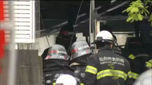 仙台の住宅地で火災　隣家にも延焼　火元の男性２人がけが