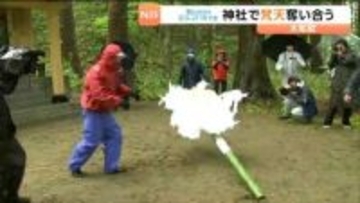 「梵天ばやい」五穀豊穣を願い氏子が我先にと梵天へ飛びついていく　宮城・大和町