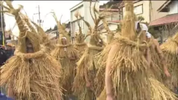 稲わらまとい家に水をかけて防火を願う奇祭「米川の水かぶり」　宮城・登米市