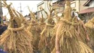 稲わらまとい家に水をかけて防火を願う奇祭「米川の水かぶり」　宮城・登米市