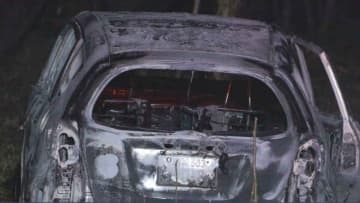 「家の裏で車が燃えている」”エンジン空ふかしが原因か”路上で乗用車1台全焼　けが人なし　宮城・大河原町