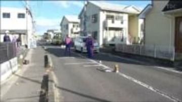 道路横断中の女性が乗用車にはねられ大けが　宮城・多賀城市