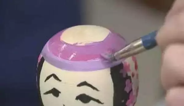 宮城・白石市の小学生　伝統工芸こけしの絵付け体験