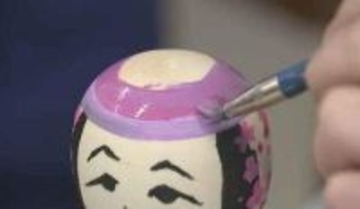 宮城・白石市の小学生　伝統工芸こけしの絵付け体験