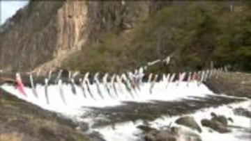 一足早く「こいのぼり」泳ぐ　材木岩公園で取付け作業　宮城・白石市