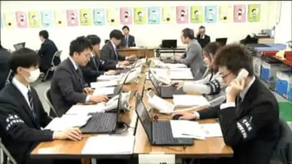 衆院選投票所の設営作業　県庁では開票速報のリハーサル　宮城