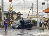 「道路陥没で車立ち往生　地震で水道管が破裂し道路陥没か　JR仙石線一部区間で運転見合わせ　宮城・石巻市」の画像1