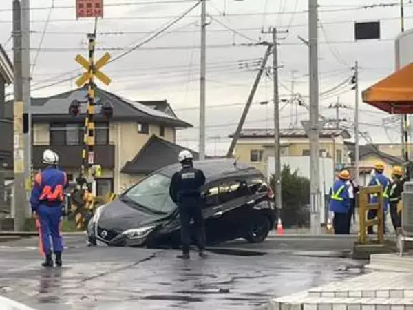 道路陥没で車立ち往生　地震で水道管が破裂し道路陥没か　JR仙石線一部区間で運転見合わせ　宮城・石巻市