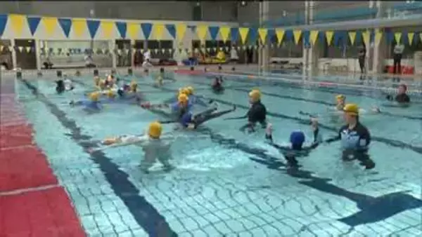 水難事故に対する訓練「業務中の作業着姿でプールに入り浮き方などを学ぶ」作業員らが万が一に備える　宮城・利府町