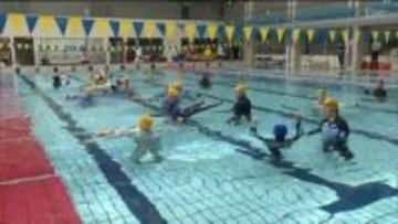 水難事故に対する訓練「業務中の作業着姿でプールに入り浮き方などを学ぶ」作業員らが万が一に備える　宮城・利府町