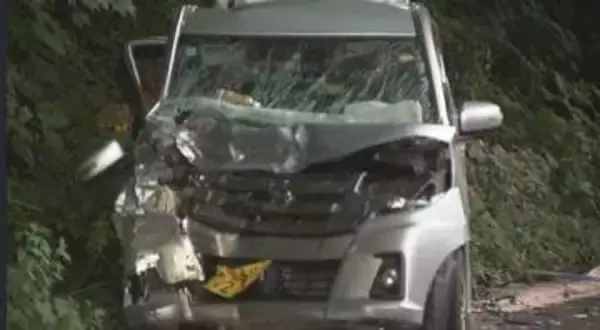 大型トラックと軽乗用車が正面衝突　軽運転の50代男性が重体