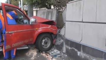 「車が単独で壁に突っ込んだ」運転手の70代男性が死亡　仙台市