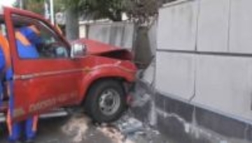 「車が単独で壁に突っ込んだ」運転手の70代男性が死亡　仙台市