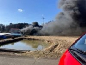 「大量の黒煙」２階建ての作業場から出火し消火活動中　宮城・大崎市田尻