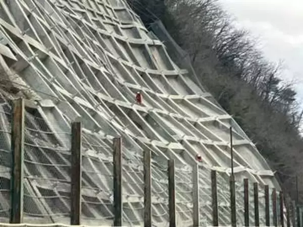 県道脇の法面を清掃中の作業員が滑落　宮城・登米市