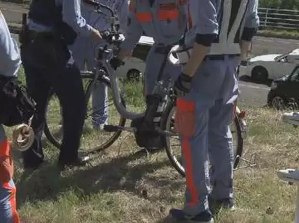 自転車が電柱に衝突し転倒　10代から20代とみられる男性が重体　長い下り坂を走行中　仙台