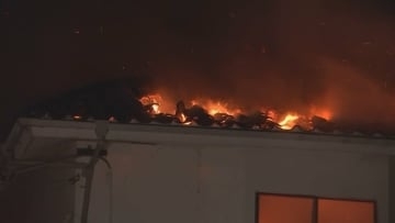 【速報】火事現場近くにいた人物が放火を自供か　警察が現行犯逮捕　2階建ての住宅が焼け2人死亡　宮城・石巻市