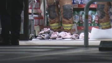 ドラックストア入口でビニール傘など焼く火事　従業員が煙を吸って搬送　警察が出火原因を捜査　仙台