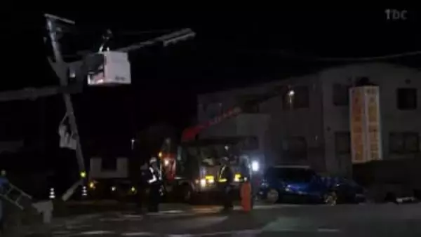 「電柱が折れている」信号柱に衝突する単独事故　乗用車運転の20代男性がけが　宮城・名取市