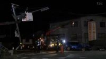 「電柱が折れている」乗用車が信号柱に衝突する単独事故　運転手の20代男性がけが　宮城・名取市