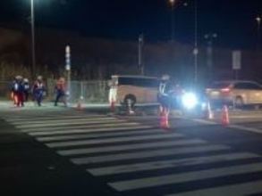 横断歩道渡っていた会社員の男性(45)が乗用車にはねられ意識不明　乗用車運転の団体職員の女(63)を現行犯逮捕　宮城・石巻市