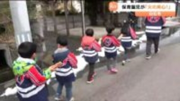 小さな消防士が拍子木で「火の用心」園児たちがハッピや消防服を着て住宅地を練り歩き火災予防を呼びかけ　宮城・白石市