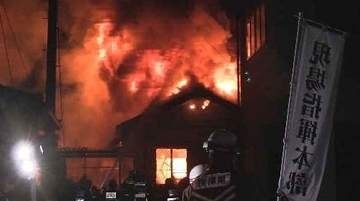 木造一部2階建て住宅が焼ける　2人と連絡が取れず　宮城・気仙沼市