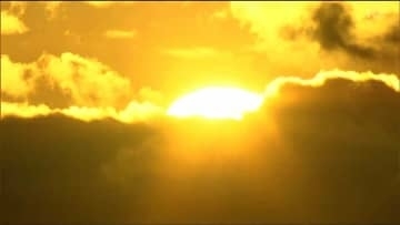 人生で初めて見る初日の出は「輝いていました」海岸に多くの人 海を照らす光に祈り　宮城