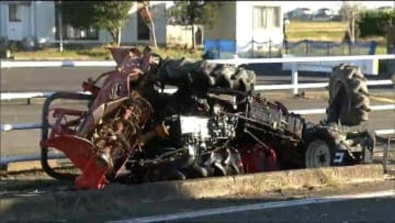 乗用車とトラクターが衝突