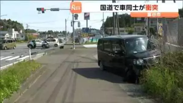 軽乗用車は歩道に突っ込み乗用車のフロント大破　国道4号交差点で衝突　宮城・富谷市