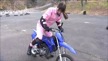 キックでエンジンかける？"バイク未経験”佐藤朱アナを現役レジェンドライダーがSUGOでサポート"初心者バイク道"「できる」と信じた先に広がる世界とは