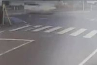 【防犯カメラ映像】80代女性がはねられ重体 車は逃走 映像にスピード落とさないまま交差点に進入する車 警察が行方追う　仙台・若林区