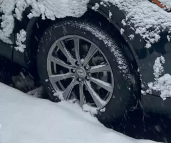 「ブラックアイスバーン」に注意が必要　積雪・凍結路面で"ノーマルタイヤ”は「罰則」も… 専門家に聞いてみた 宮城
