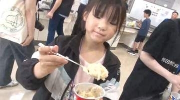小学生が災害時の食事「サバ飯」作りに挑戦　ポテト菓子でサラダ作りやベッド設営体験　宮城・角田市