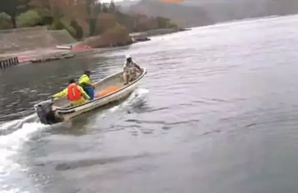 30cmの津波観測から一夜　カキ生産者が養殖施設の状況点検し無事を確認　宮城・気仙沼市